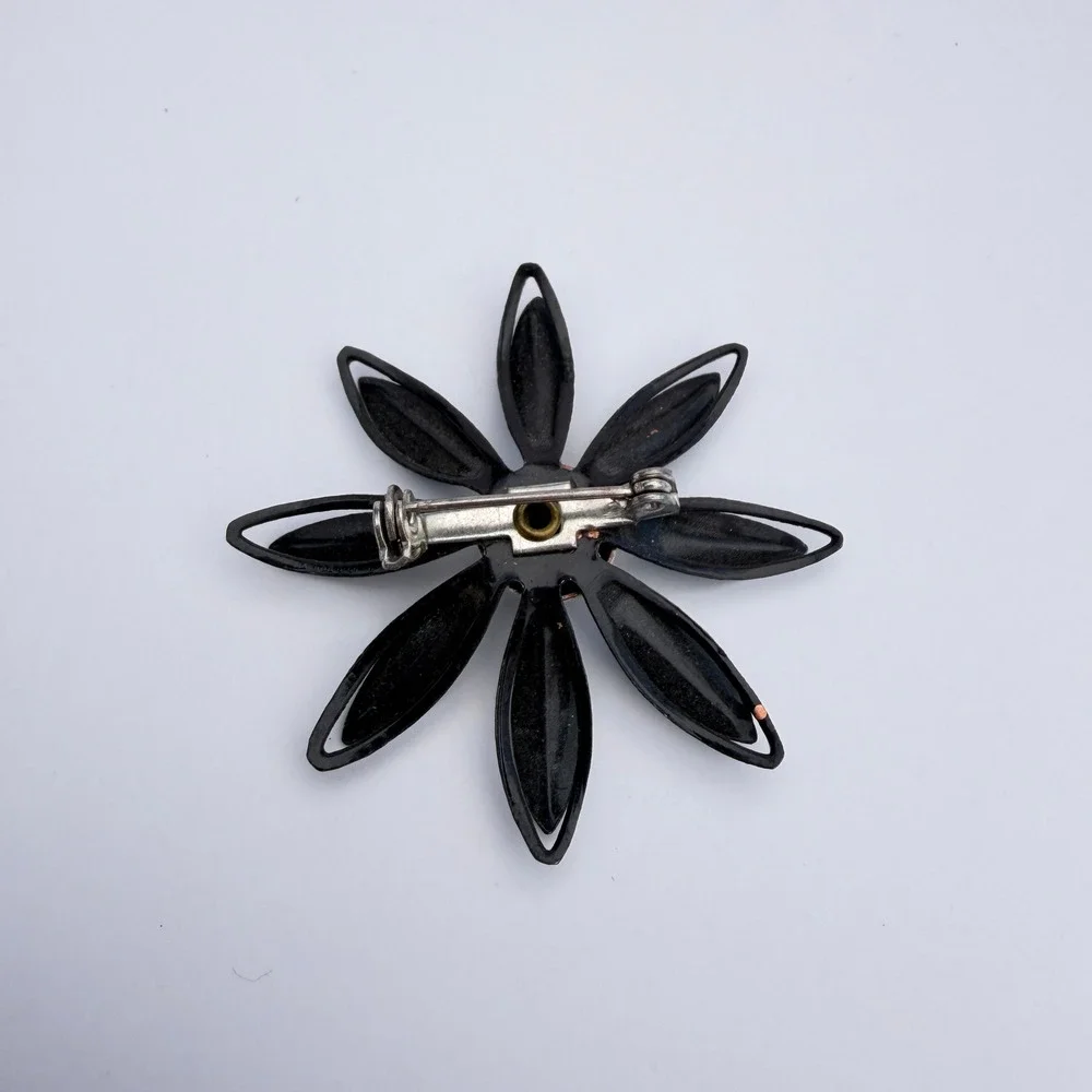 Flower Shaped Daisy Brooch Lapel Pin Flower Enamel Black White Retro Costume